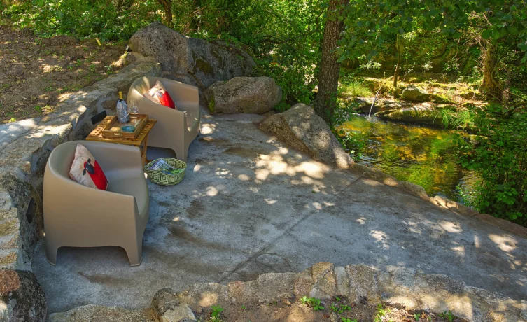 Cadeiras exteriores dos Abrigos do Rio | Pinheiro Grande