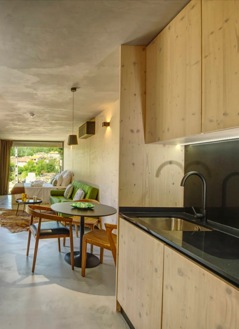 Cozinha e sala dos alojamentos dos Abrigos do Rio | Pinheiro Grande Cozinha e sala dos alojamentos dos Abrigos do Rio | Pinheiro Grande